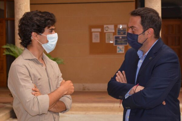 El alcalde de Torrijos (Toledo) se reúne con el novillero Álvaro Alarcón antes del circuito