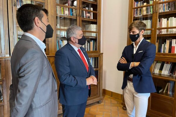 El alcalde de Écija recibe al novillero local, Jaime González-Écija