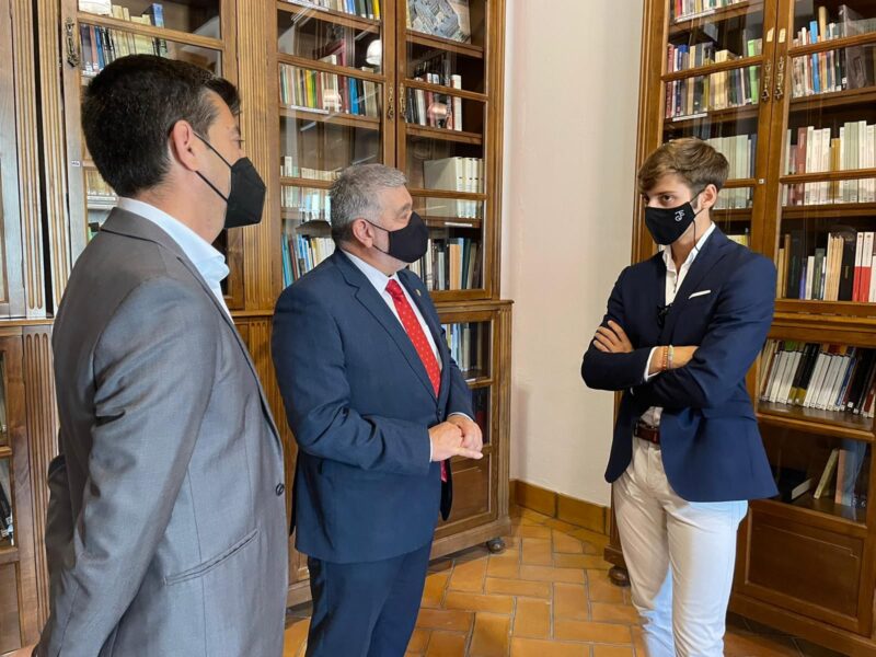 El alcalde de Écija recibe al novillero local, Jaime González-Écija