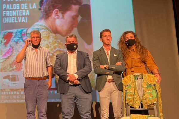 El alcalde de Aznalcóllar recibe a Calerito en el Teatro Municipal