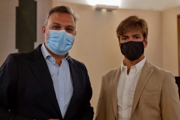El Alcalde de Plasencia recibe al novillero local Alejandro Mora