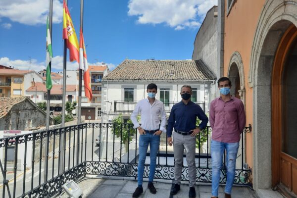 El alcalde de Las Navas del Marqués recibe a sus novilleros