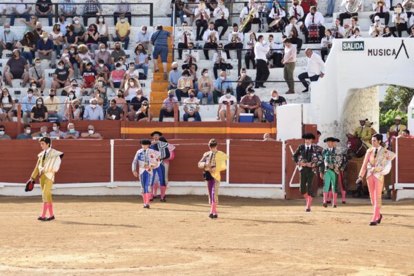 Manuel Perera en su reaparición y Christian Parejo en su debut, cortan dos orejas