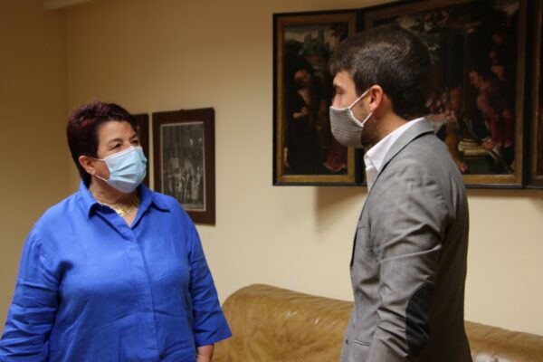 La alcaldesa de Segovia, Clara Luquero, muestra su apoyo a Pablo Atienza