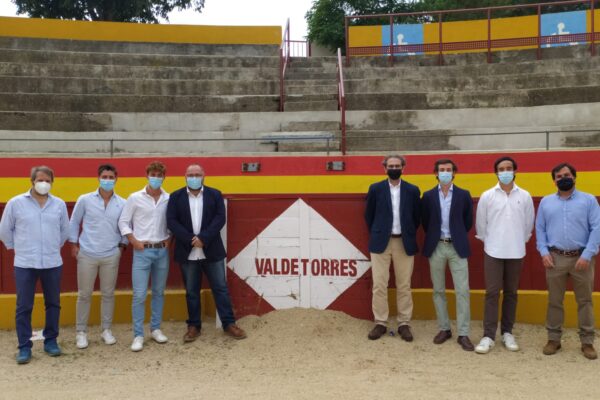 El alcalde de Valdetorres de Jarama recibe a Borja Collado, Álvaro Seseña y Álvaro Burdiel, antes de su cita este domingo en la localidad