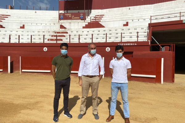 El Alcalde de Torres de la Alameda se reúne con Álvaro Alarcón y Leandro Gutiérrez, antes de su cita este domingo en la localidad