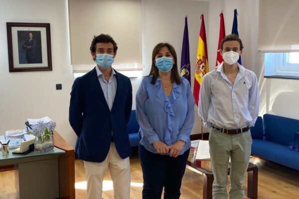 La Alcaldesa de Pozuelo de Alarcón recibe a su novillero, Álvaro Burdiel