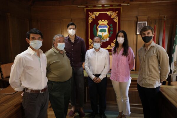 El alcalde de Cercedilla recibe a Isaac Fonseca y Jesús García, antes de su cita este domingo en la localidad