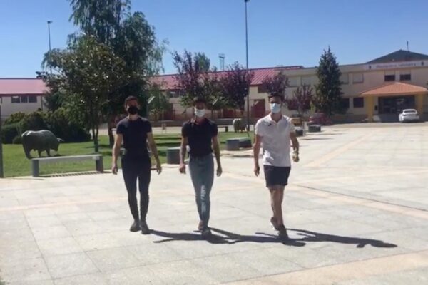Manuel Diosleguarde, Valentín Hoyos y Pablo Jaramillo visitan la Escuela Taurina de Salamanca