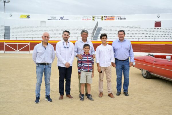 El alcalde de Villarejo de Salvanés mantiene un encuentro con el novillero Álvaro Alarcón, uno de los primeros semifinalistas del Circuito de Madrid