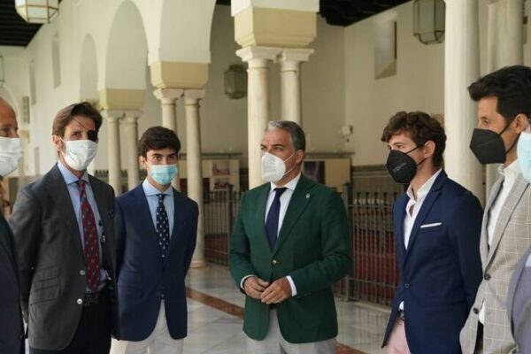 El Consejero de Presidencia y Portavoz de la Junta de Andalucía, Elías Bendodo, recibe a los finalistas del Circuito de Novilladas