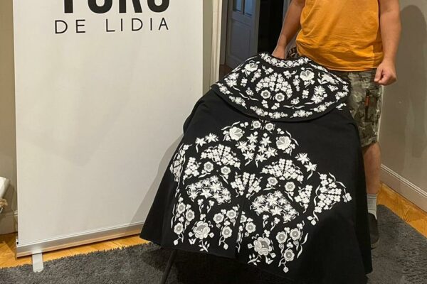 Emilio, el sastre de los toreros, regala un capote de paseo al triunfador del Circuito de Novilladas Madrid