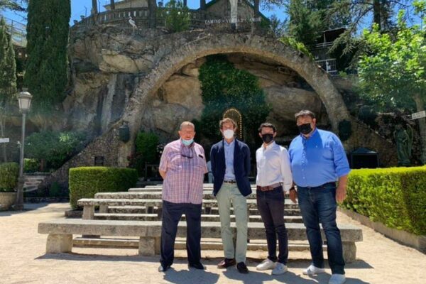 El alcalde de Miraflores de la Sierra recibe a Isaac Fonseca y Álvaro Burdiel, semifinalistas del Circuito de Madrid