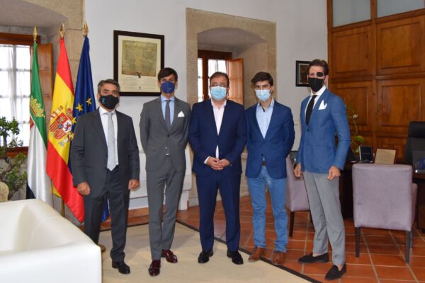 El presidente de Extremadura,  Guillermo Fernández Vara, recibe a los novilleros extremeños finalistas del Circuito del Norte