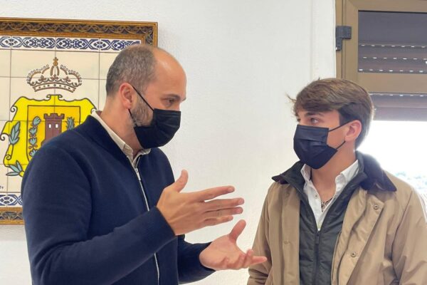 El alcalde de Los Barrios, Miguel Alconchel, recibe a Alejandro Duarte