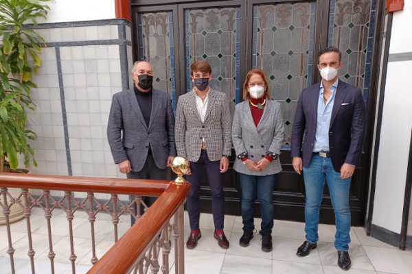 El alcalde de Algeciras recibe a Alejandro Duarte para desearle suerte en la Liga Nacional de Novilladas
