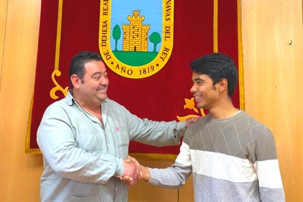 El Alcalde de Navas del Rey recibe a Leandro Gutiérrez