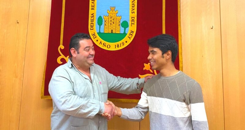 El Alcalde de Navas del Rey recibe a Leandro Gutiérrez