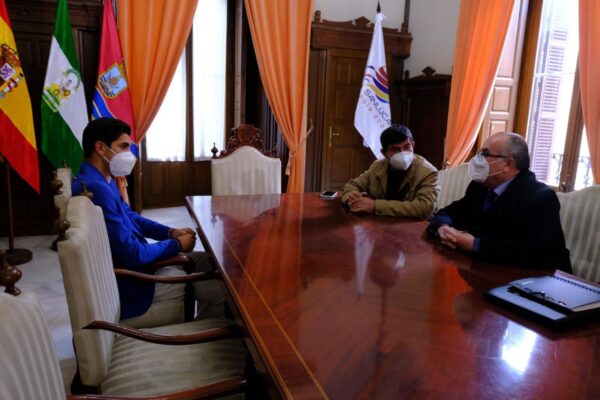 El Ayuntamiento de Sanlúcar de Barrameda recibe al novillero local ‘El Melli’