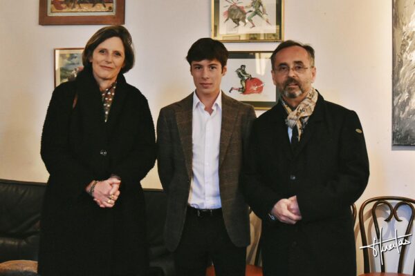 El alcalde de Béziers recibe a Christian Parejo, participante del Circuito de Andalucía