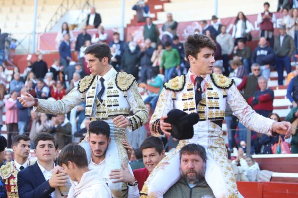 Doble Puerta Grande en el inicio<br>del Circuito de Andalucía