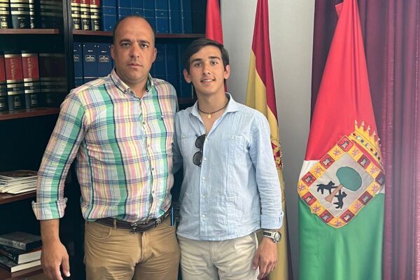 El alcalde de Cantalpino recibe a Ismael Martín antes de su compromiso en Arenas de San Pedro