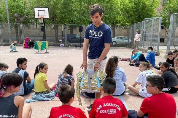 El novillero salmantino Ismael Martín enseña su profesión en su colegio, San Agustín