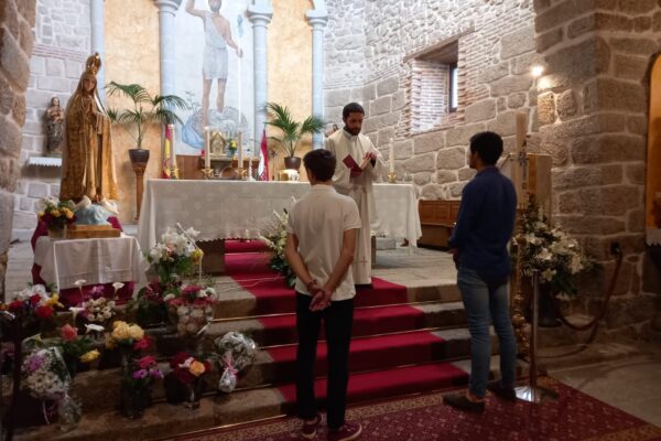 García Pulido y Álvaro de Chinchón reciben la bendición del párroco de Rozas de Puerto Real