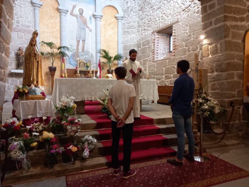 García Pulido y Álvaro de Chinchón reciben la bendición del párroco de Rozas de Puerto Real