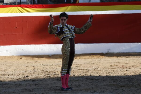 Dos orejas para el vallisoletano Mario Navas en su debut con picadores