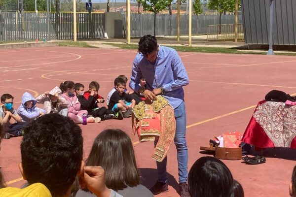 Pablo Jaramillo visita su colegio Meléndez Valdés