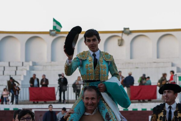 Manuel Román abre la puerta grande en Valverde del Camino