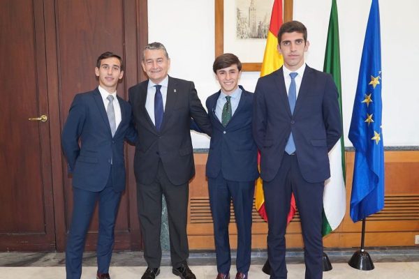 Los tres finalistas del Circuito de Novilladas  de Andalucía son recibidos en San Telmo