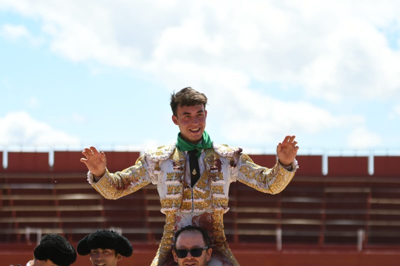 Alejandro Chicharro corta tres orejas en su debut con picadores