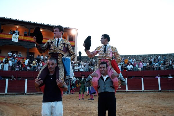 Manuel Martín y Fabio Jiménez, dos orejas por coleta en Béjar