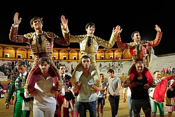 Corbacho y Domínguez, con dos orejas, y El Mella, con cuatro, a hombros en Barcarrota