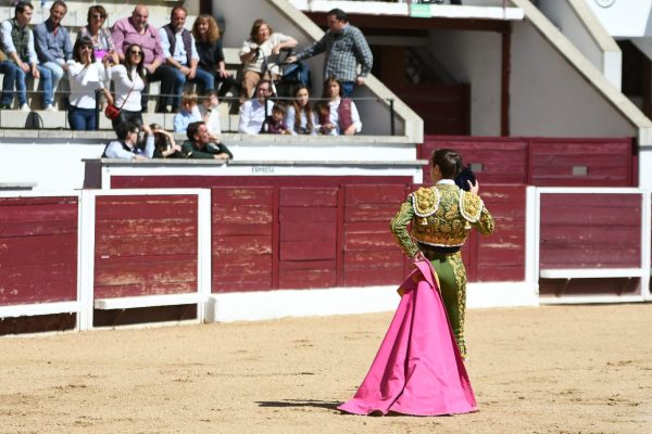 Álvaro de Chinchón y Marcos del Rincón pasean un trofeo en San Martín de Valdeiglesias