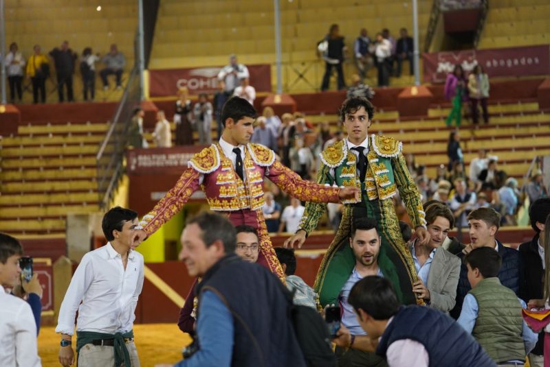 Puerta grande de Mario Sánchez y Gonzalo Capdevila en Sanlúcar