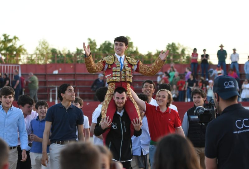 Jarocho corta dos orejas a un bravo Flor de Jara en Talamanca de Jarama