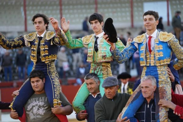 Gran tarde de toros en Úbeda que cierra la terna a hombros