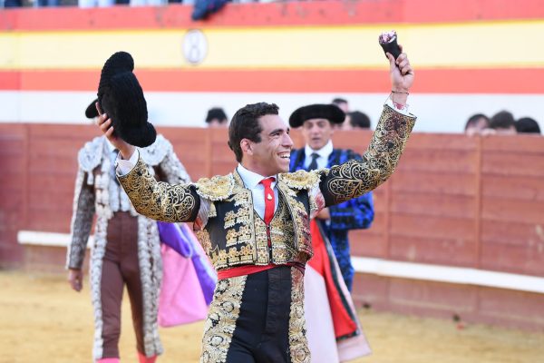 Centenera corta una oreja en una tarde de vuelta al ruedo y fallos con las espadas