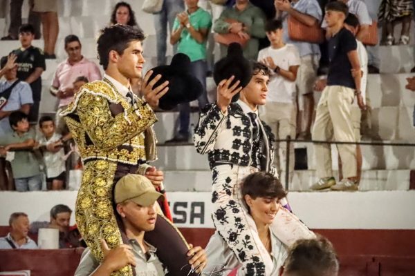 Tomás Bastos y Manuel Caballero a hombros en la segunda clasificatoria del Circuito de Extremadura