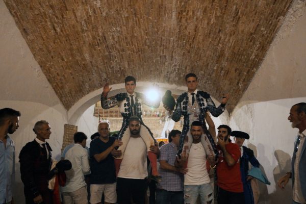 Miguelito y Escudero abandonan a hombros La Utielana con dos orejas por coleta