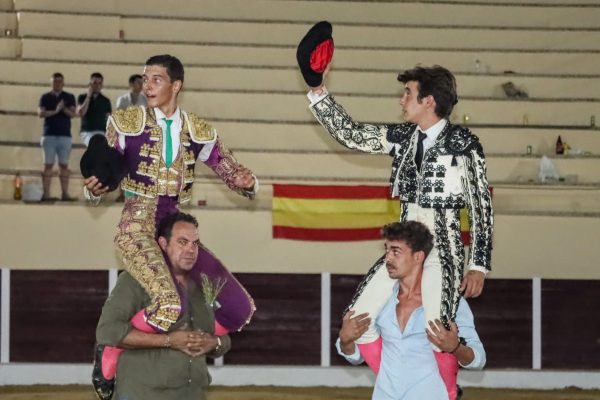 Eric Olivera y Mariscal Ruiz salen a hombros en la última clasificatoria del Circuito de Extremadura