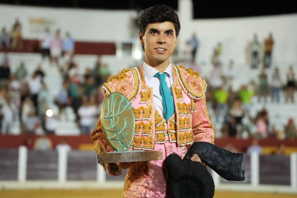 Sergio Sánchez anuncia nueva relación de apoderamiento