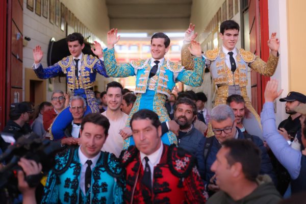 A hombros la terna en la última clasificatoria del Circuito de Andalucía