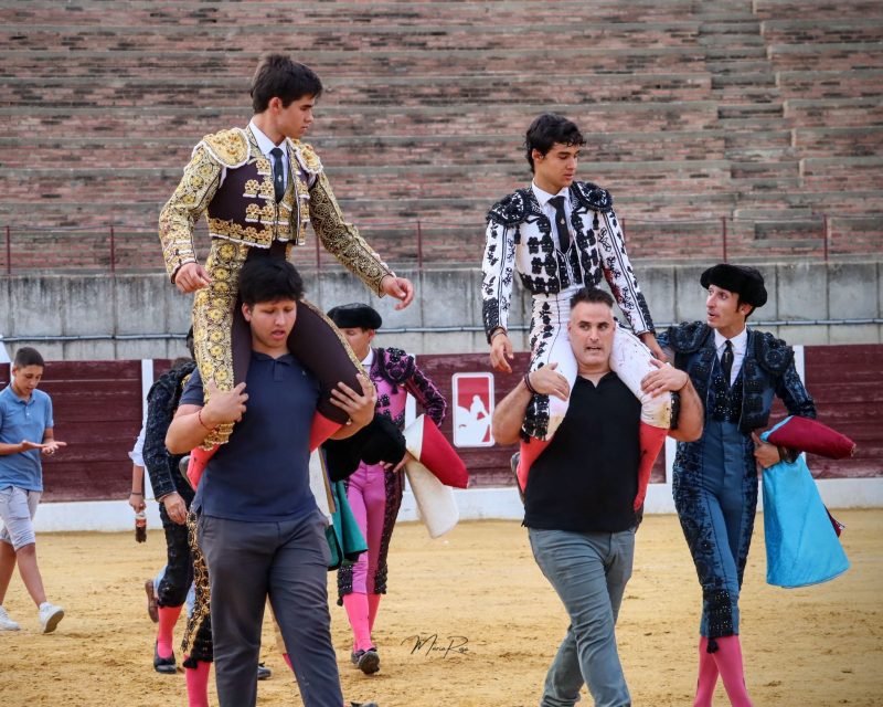 Manuel Caballero y Tomás Bastos abren la puerta grande en la primera de Villafranca de los Barros