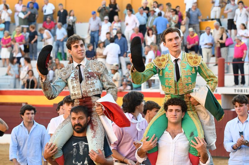 Salvador Herrero y Ruiz de Velasco a hombros en Roa de Duero