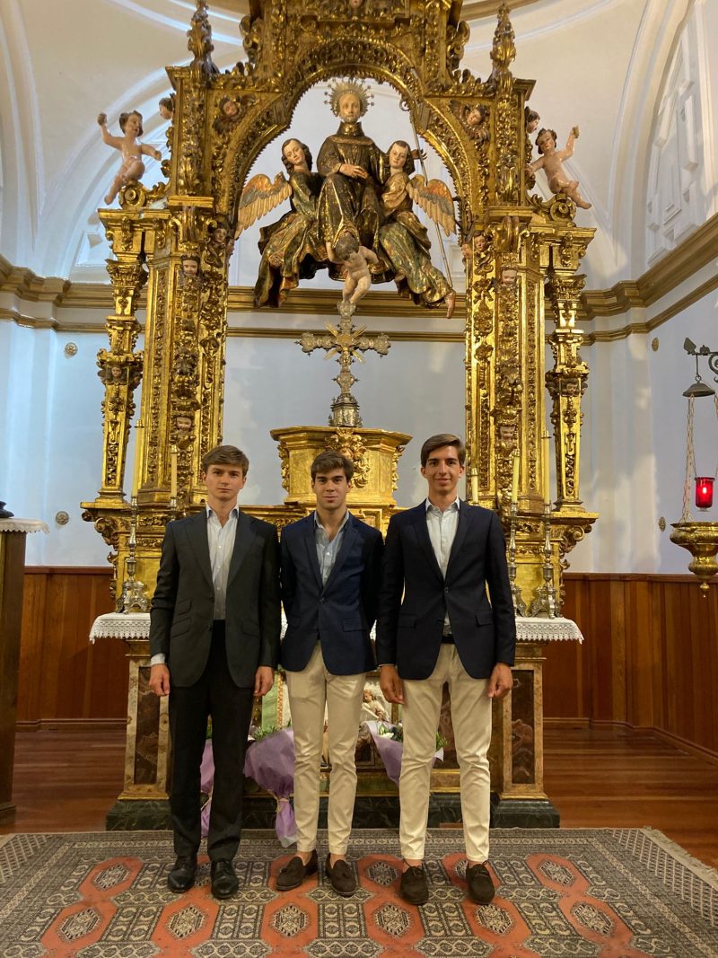 Los finalistas del Circuito de Castilla y León realizan una ofrenda a San Pedro Regalado