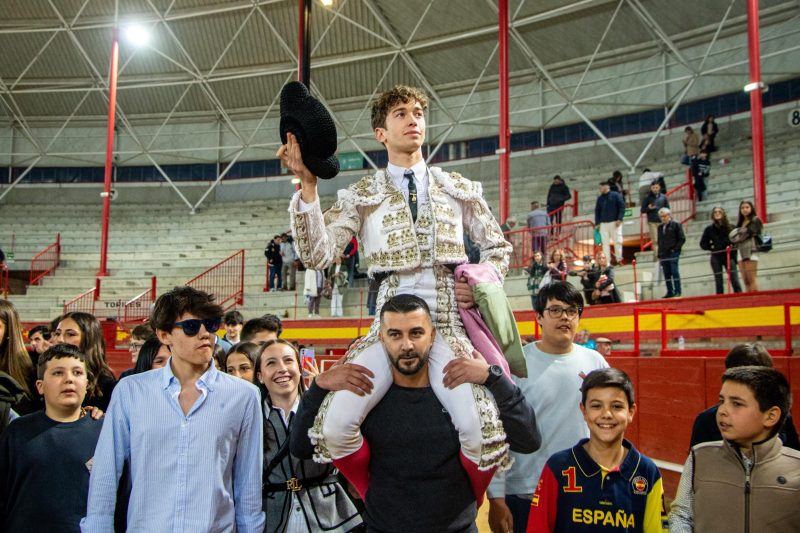 Israel Guirao firma la faena de la tarde y corta dos orejas a un novillo de Guerrero y Carpintero